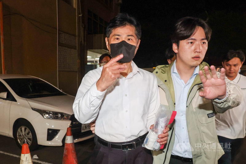 新北檢偵辦提議罷免綠委幽靈連署案,聲押6人。新北地院16日表示,國民黨板橋區黨部主任謝慶認(圖)等6人分以20萬、15萬、3萬元不等金額交保,並限制出境、出海、住居。中央社記者吳家昇攝 114年4月16日