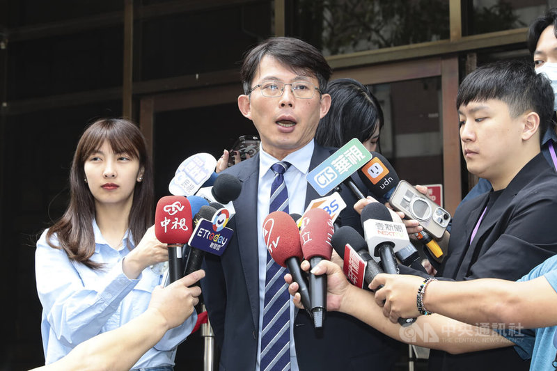 台北地方法院繼續審理京華城及政治獻金案召開準備程序庭,17日上午提訊在押的前台北市長柯文哲,民眾黨主席黃國昌(中)前來旁聽,並受訪。中央社記者鄭清元攝 114年4月17日