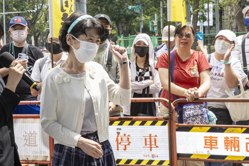 台北地方法院審理京華城案,17日提訊被告前台北市長柯文哲,柯文哲妻子陳佩琪(前)出席旁聽,午後到法庭外向民眾喊話,感謝眾人支持。中央社記者鄭清元攝 114年4月17日