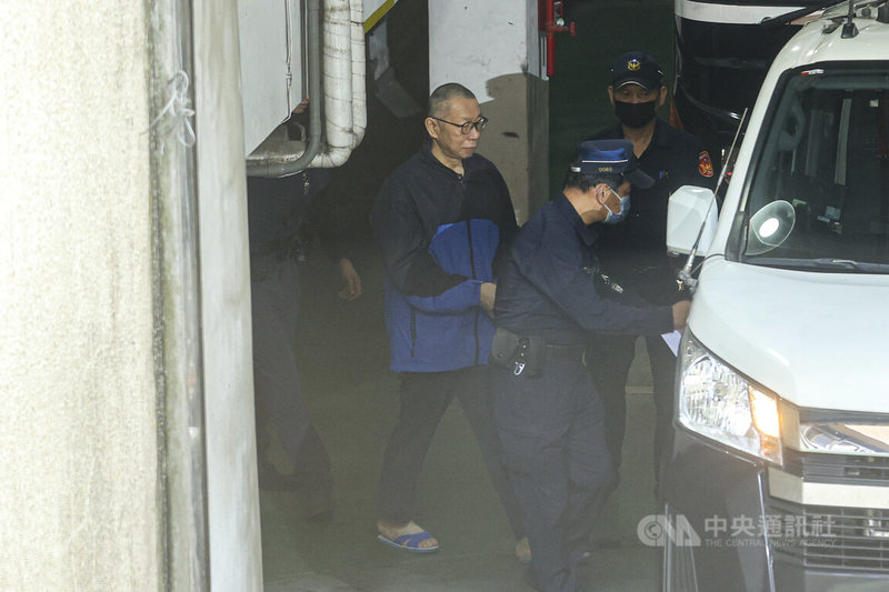 台北地方法院持續審理京華城案,17日上午提訊被告前台北市長柯文哲(中),柯文哲訊後在法警戒護下登上警備車,準備返回北所。中央社記者鄭清元攝 114年4月17日