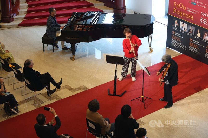 國家交響樂團(NSO)2025日本巡演行前記者會17日在台北舉行,宣告將在5月31日至6月4日啟程日本,現場帶來精彩演奏,台下觀眾專注聆聽。中央社記者趙世勳攝 114年4月17日