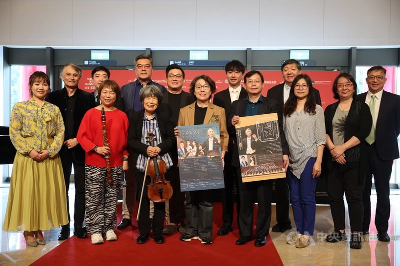 國家交響樂團(NSO)2025日本巡演行前記者會17日在台北舉行,宣告將在5月31日至6月4日啟程日本,分享來自台灣的聲音。圖為文化部政務次長王時思(前右4)與NSO音樂總監準.馬寇爾(Jun Märkl)(左2)等人合影留念。中央社記者趙世勳攝 114年4月17日