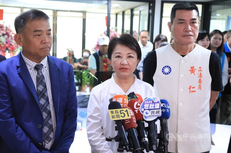 對於檢調搜索國民黨台北市黨部,台中市長盧秀燕(中)17日接受媒體聯訪時表示,重辦政治運動的發起人的確是打壓民主,以達到恐嚇、打壓目的,應適可而止。中央社記者郝雪卿攝 114年4月17日