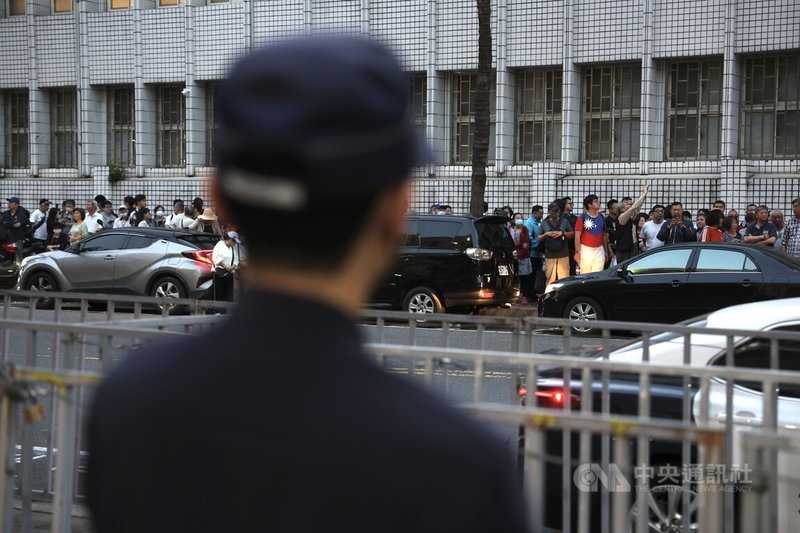 北檢偵辦幽靈連署案,國民黨主席朱立倫17日號召黨公職及群眾晚間到北檢外集結,傍晚時刻有許多支持者已在北檢對面馬路集合喊話,周圍警力戒備。中央社記者趙世勳攝 114年4月17日