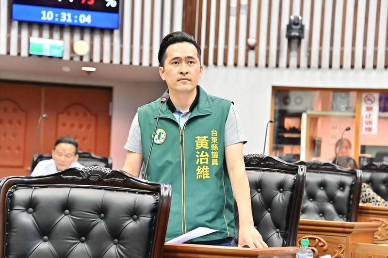 台東焚化廠今年正式營運,但近日煙囪冒出黑煙,有民眾上網查詢空氣監測數值超標,民進黨縣議員黃治維(前)17日在議會臨時會提出質詢。(台東縣議會提供)中央社記者盧太城台東傳真 114年4月17日