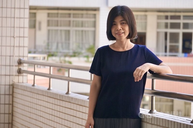高雄新上國小老師賴秋江（圖）針對小孩性騷、性侵、性別發展議題開始舉辦研習營，並召集更多老師加入，目的就是去推廣小孩不要在網路上受騙，要勇於說出來保護、捍衛自己。中央社記者董俊志攝  114年4月17日
