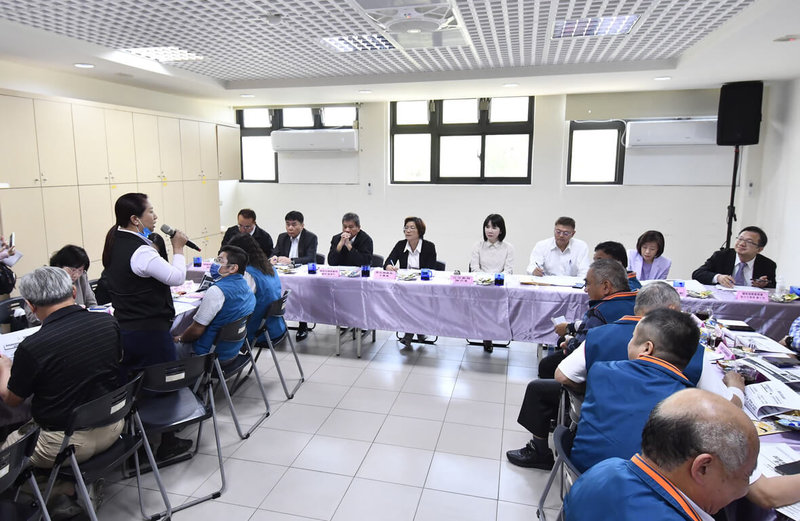 立法院經濟委員會17日考察彰化地區經濟建設概況,因應美國關稅政策,聽取彰化地區產業界心聲,包括彰化縣長王惠美(後左4)、國民黨立委謝衣鳯(後右4)等出席。(彰化縣政府提供)中央社記者鄭維真傳真 114年4月17日