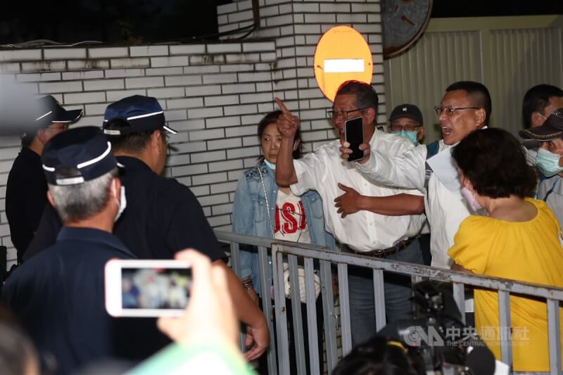 國民黨主席朱立倫號召黨公職及群眾17日晚間在北檢外集結,台北市警察局中正一分局表示,北檢為集會遊行禁制區,呼籲民眾理性自制,已規畫160名警力維安。圖為國民黨支持者晚間在北檢外與警方對峙。中央社記者王騰毅攝 114年4月17日