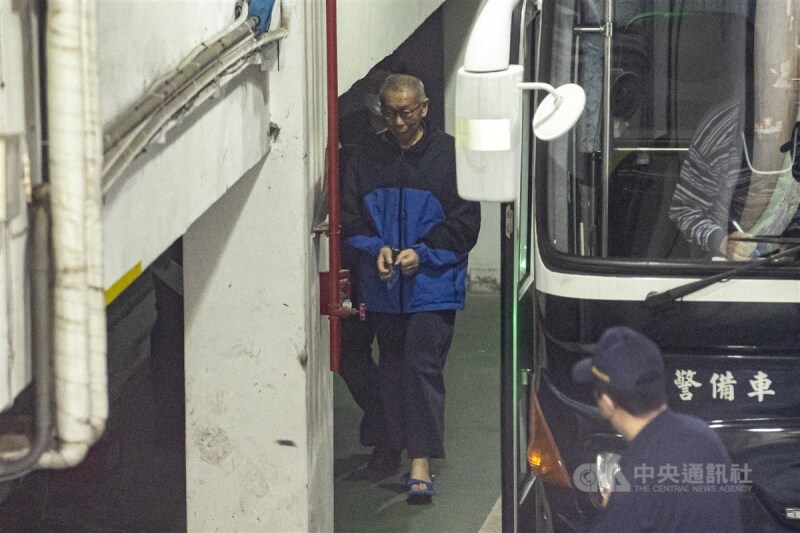 台北地方法院繼續審理京華城及政治獻金案召開準備程序庭,17日上午提訊在押的前台北市長柯文哲(中),這是柯文哲4月初在台北醫院手術後首次出庭。中央社記者鄭清元攝 114年4月17日