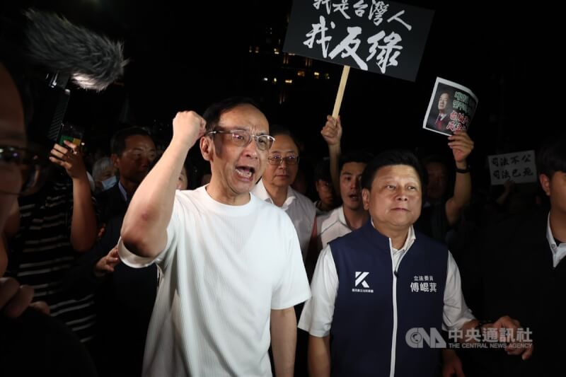 台北地檢署偵辦不實連署案,17日約談國民黨北市黨部主委黃呂錦茹等人,黨主席朱立倫(前左)號召黨公職及群眾晚間赴北檢外抗議,朱立倫到場後振臂高呼「為台灣戰獨裁」口號。前右為國民黨立院黨團總召傅崐萁。中央社記者王騰毅攝 114年4月17日