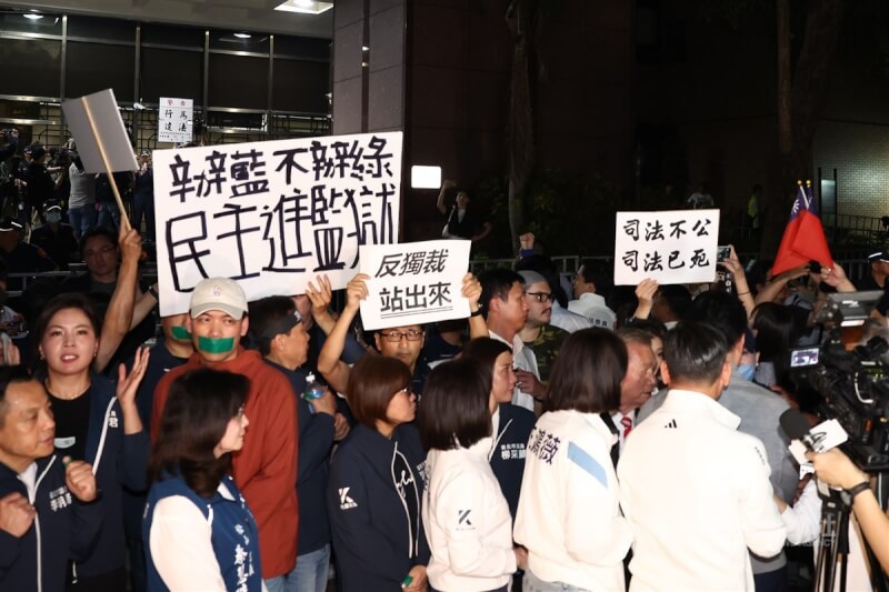 台北市長蔣萬安晚間到場聲援喊話,發言結束離去時,警方也在後方不遠處持續舉牌警告勸離。中央社記者王騰毅攝 114年4月17日