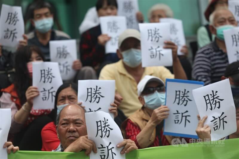 台北高等行政法院17日宣判撤銷社子島案環評處分,社子島自救會舉行記者會,呼籲台北市政府不要再做無謂的上訴,應解除禁建。中央社記者吳家昇攝 114年4月17日