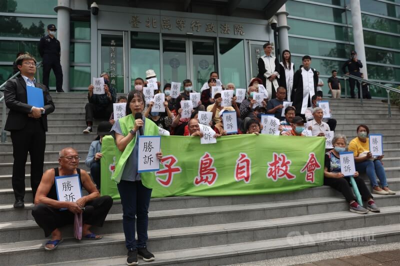 台北高等行政法院17日宣判撤銷社子島案環評處分,社子島自救會發言人李華萍(前左)呼籲北市府重啟由下往上溝通,欣然接受結果,不要再上訴。中央社記者吳家昇攝 114年4月17日