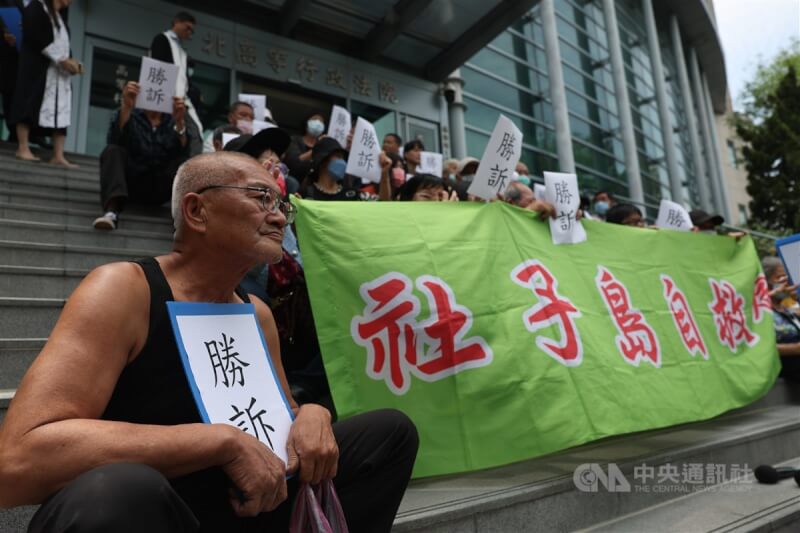 台北高等行政法院17日宣判撤銷社子島案環評處分,社子島居民王木琳(前左)表示,感謝司法守護人權。中央社記者吳家昇攝 114年4月17日