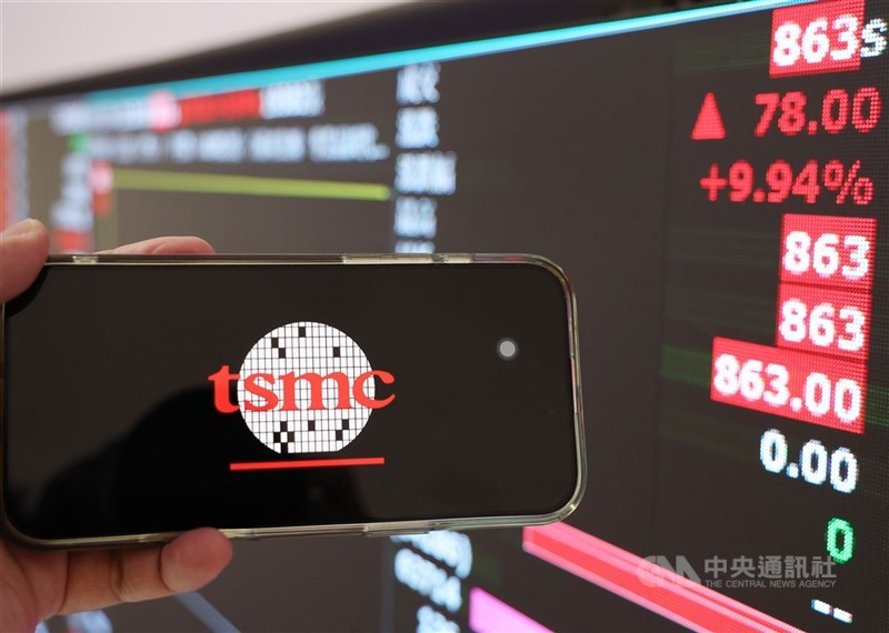 台積電今天將召開法說會,投顧指出,關稅變數以及是否與英特爾(Intel)合資成立公司,將成市場焦點。(中央社檔案照片)
