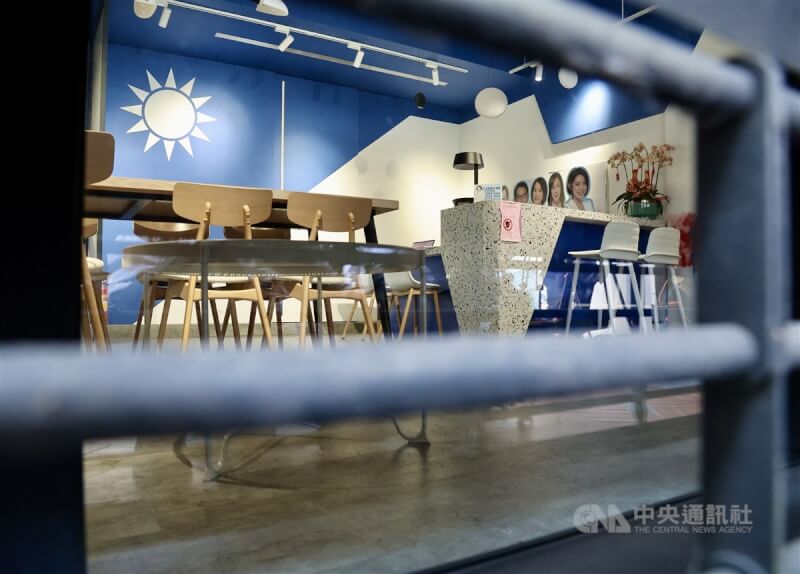 台北地檢署偵辦幽靈連署案約談罷免立委吳思瑤、吳沛憶等罷團,17日再度展開偵查行動,並指揮調查人員搜索台北市黨部(圖)等地。中央社記者張皓安攝 114年4月17日