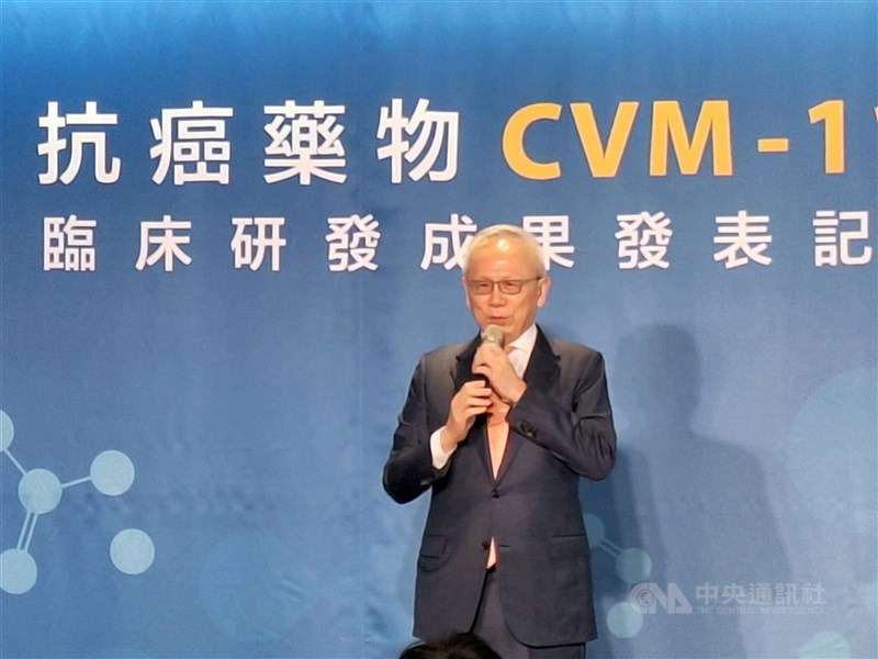 台睿生技預計明年申請掛牌上市。圖為台睿董事長林羣去年出席抗癌口服新藥CVM-1118臨床研發成果發表記者會。(中央社檔案照片)