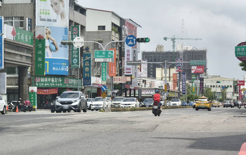 台南市工務局提案「提升道路品質計畫2.0」，爭取中央補助新台幣3億5000餘萬元，預定2025年改善22區道路或路面，但因中央總預算凍刪，可能影響審核及核定進度，導致無法執行改善。（台南市政府提供）中央社記者張榮祥台南傳真  114年4月17日