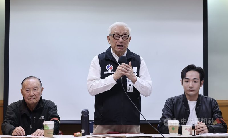 419凱道「拒絕統戰 守護台灣」凱道大會師行前記者會17日在台大校友會館舉行,聯電創辦人曹興誠(中)、退將丘衛邦(左)、網紅八炯(右)等人出席聲援。中央社記者王飛華攝 114年4月17日