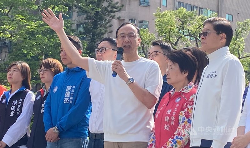 國民黨主席朱立倫(前右3)17日在新北市議會前參加「戰獨裁行動」,接受聯訪時強調,堅決反對所有法西斯主義,堅決反對、唾棄納粹,反對共產獨裁,任何獨裁都是惡質。中央社記者黃旭昇新北攝 114年4月17日
