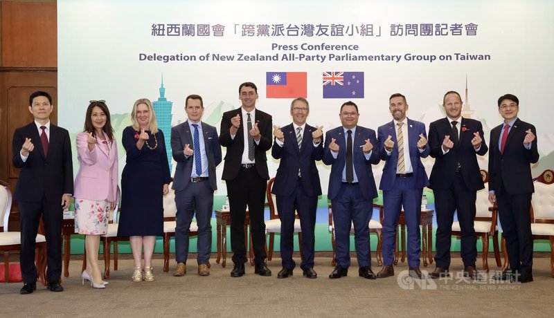 紐西蘭國會「跨黨派台灣友誼小組」訪問團17日下午舉行記者會,首席團長、國家黨黨鞭史密斯(Stuart Smith)(右5)、駐紐西蘭代表歐江安(左2)等出席,合影留念。中央社記者張皓安攝 114年4月17日