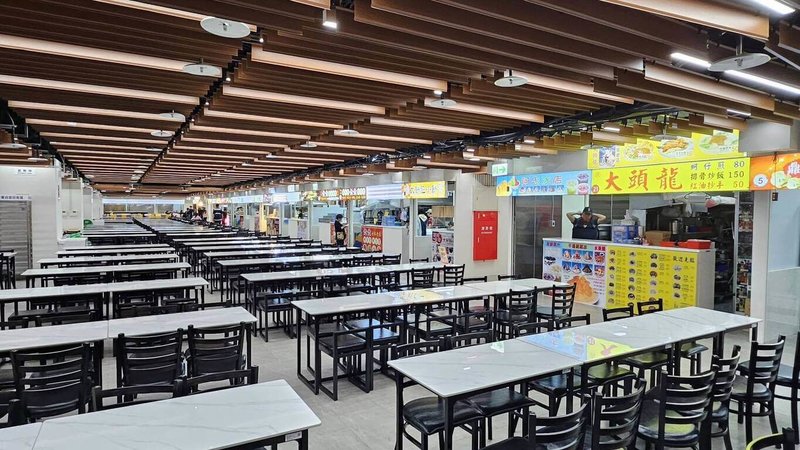 台北市市場處表示,啟用至今約14年的士林市場B1美食街,耗時2年多重新整修完工,17日正式對外營業,25日將舉辦開幕活動。圖為整修後的美食街空間。(台北市市場處提供)中央社記者劉建邦傳真 114年4月17日