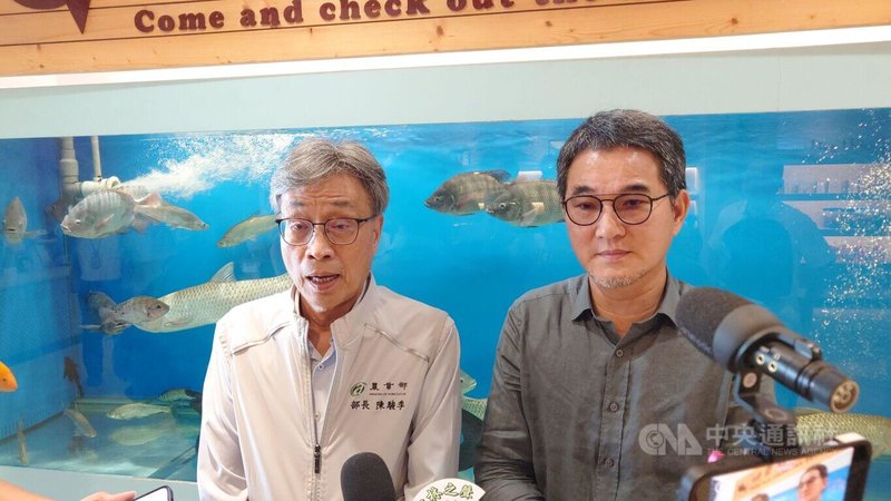 農業部長陳駿季(左)應民進黨立委劉建國(右)之邀,17日到雲林縣口湖鄉與台灣鯛養殖業者座談,陳駿季表示,農業部在美國提高關稅第一時間就啟動相關應變,準備一系列產業支持方案。中央社記者蔡智明攝 114年4月17日
