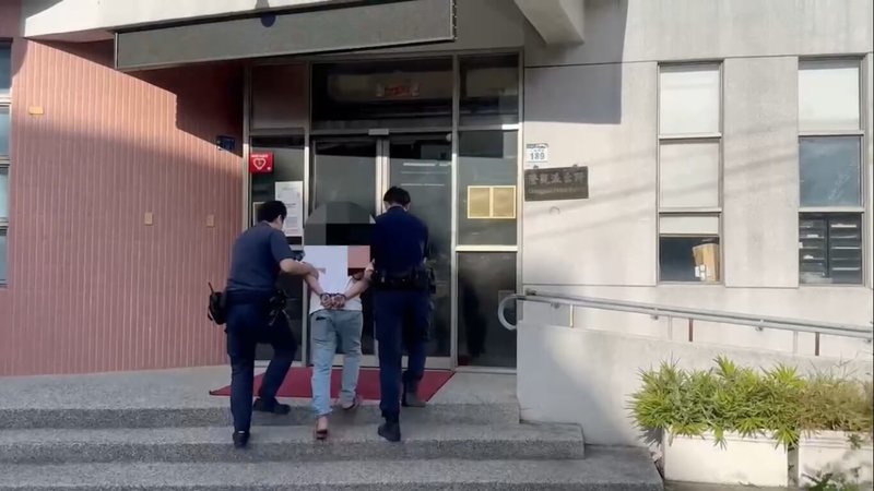 簡姓男子17日凌晨酒後開車,行經高雄仁武區一處路口時遭警方攔查,簡男未配合受檢並加速駛離,在左營區失控自撞被逮;警方表示,簡男酒測值達0.35毫克,超過法定標準值,被依現行犯逮捕,訊後依公共危險等罪嫌送辦。(高雄市警察局仁武分局提供)中央社記者張已亷傳真 114年4月17日