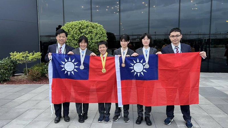 台灣學子參加在科索沃舉辦的2025年歐洲女子數學奧林匹亞競賽,抱回1金2銀1銅,國際排名第9。圖左起為副領隊、台灣師範大學數學系副教授林延輯、北一女中學生王宥涵、台中一中學生陳羿安、宜蘭高中學生林昀臻、新竹高商學生邱心柔及2018年、2019年國際數學奧林匹亞競賽銅牌得主鄭天盛也隨隊。(教育部提供)中央社記者陳至中台北傳真 114年4月17日