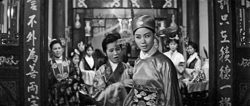 「碧玉簪」是楊麗花(右)主演的第一部電影,留下歌仔戲天王進入大眾視野之初,最青春本色的聲影。(遠流出版提供)