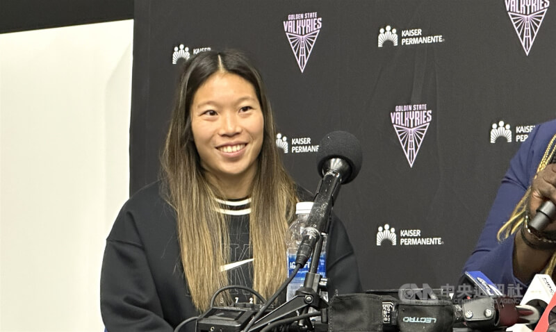 台裔女籃球星陳紫柔(Kaitlyn Chen)16日在金州女武神亮相,盼成為亞裔年輕世代榜樣。中央社記者張欣瑜舊金山攝 114年4月17日