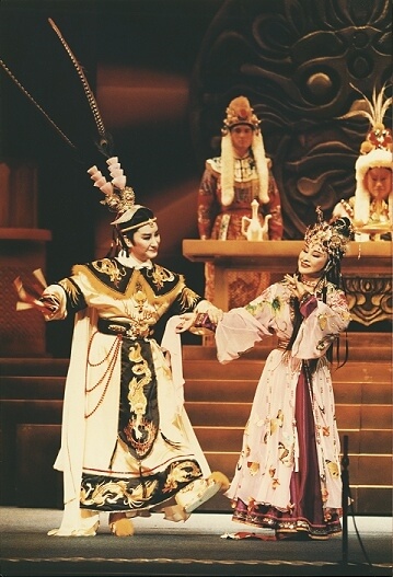 1995年於國家戲劇院演出「雙槍陸文龍」,楊麗花(飾陸文龍)與許秀年(飾耶律芙蓉)示範了歌仔戲最精湛的兒女情長。(遠流出版提供)