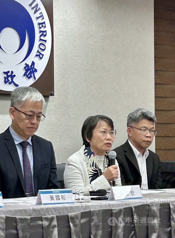 內政部長劉世芳(中)17日舉行部務會報會後記者會,說明宗教等團體赴中國交流資訊公開專區等資訊。中央社記者賴于榛攝 114年4月17日