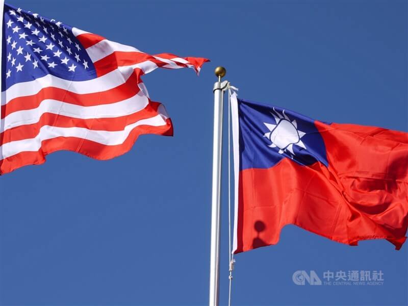圖為台灣與美國國旗。(中央社檔案照片)