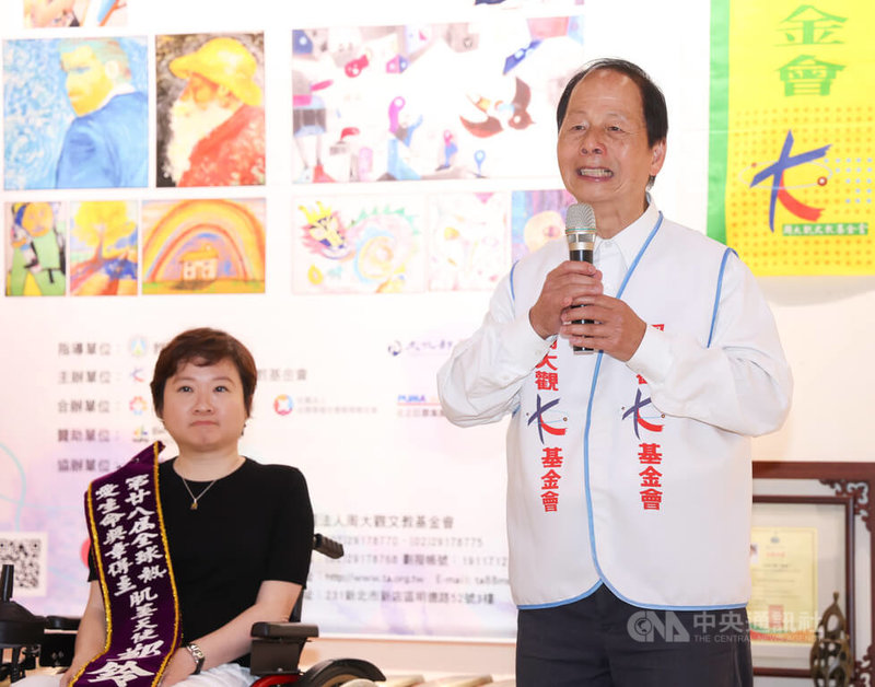 周大觀文教基金會17日舉辦記者會,揭曉2025年全球熱愛生命獎章的24名得主。創辦人周進華(右)表示,基金會為永續推動「全球熱愛生命運動」並提倡「天生我才必有用」,推動頒發「全球熱愛生命獎章」已經28年,2025年主題是「完整生命、完整地球」。中央社記者張新偉攝 114年4月17日