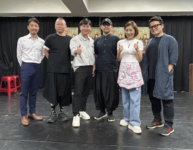 春河劇團音樂劇「老闆~來碗陽春麵!」6月將正式開演,17日在台北舉辦宣傳記者會,演員韋以丞(左起)、編導嚴云農、演員陳隨意、導演李俊宏、演員郎祖筠、黃浩詠合體亮相。(春河劇團提供)中央社記者葉冠吟傳真 114年4月17日