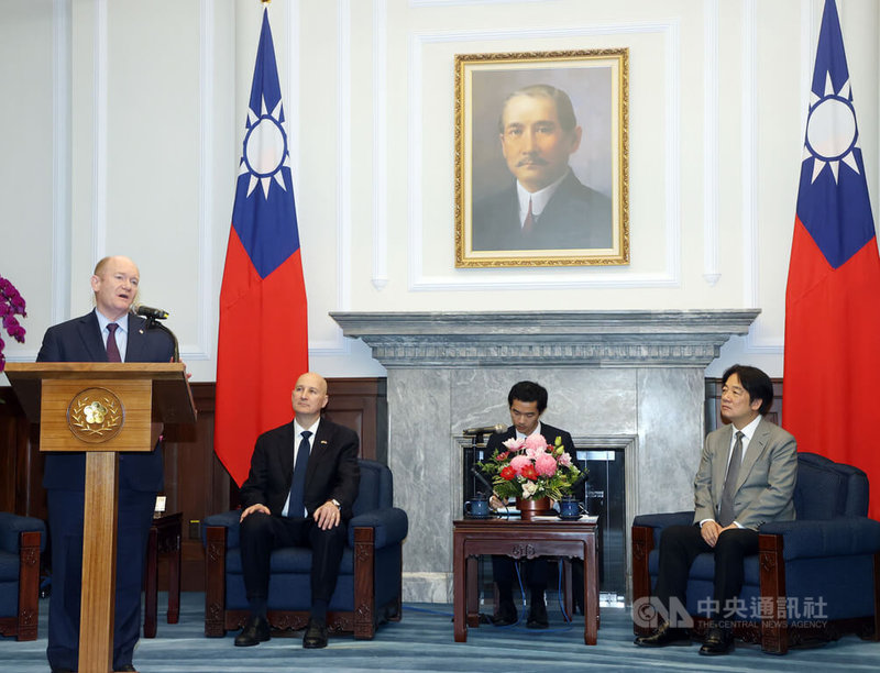美國跨黨派參議員訪團來台,18日下午晉見總統賴清德(右),民主黨首席議員昆斯(Chris Coons)(左)致詞時表示,美國參議院46年前在非常強勁的跨黨派支持下,通過台灣關係法,而台灣關係法核心承諾就是在台灣有需要時候,美國會是台灣夥伴。中央社記者郭日曉攝 114年4月18日