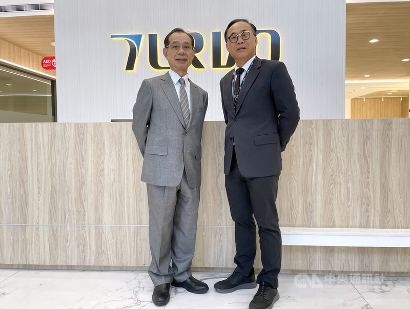 家用縫紉機大廠伸興董事長林志誠(左)、與精密零件機械加工廠宇隆董事長劉俊昌(右),18日在宇隆台中梧棲新廠合體,宣示在宇隆5月29日股東會改選董事共推9席董事,雙方持續合作。 中央社記者鍾榮峰攝 114年4月18日