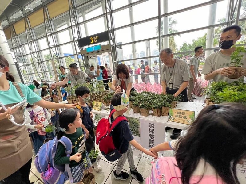 每年4月22日為世界地球日。台灣高鐵18日宣布,響應世界地球日,22日將於高鐵桃園、台中及左營站3站各贈送1200株,總計將發送3600株台灣原生樹苗。(台灣高鐵提供)中央社記者余曉涵傳真 114年4月18日
