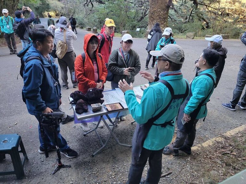玉山國家公園管理處5月1日至31日公開招募解說志工、保育志工,工作包含動植物調查監測、深入山林巡查路線等。圖為解說志工於大鐵杉步道進行台灣黑熊保育宣傳。(玉山國家公園管理處提供)中央社記者蕭博陽南投縣傳真 114年4月18日