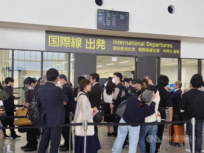 日本神戶機場國際線18日開航,國際線航班出發的旅客多。中央社記者江明晏攝 114年4月18日