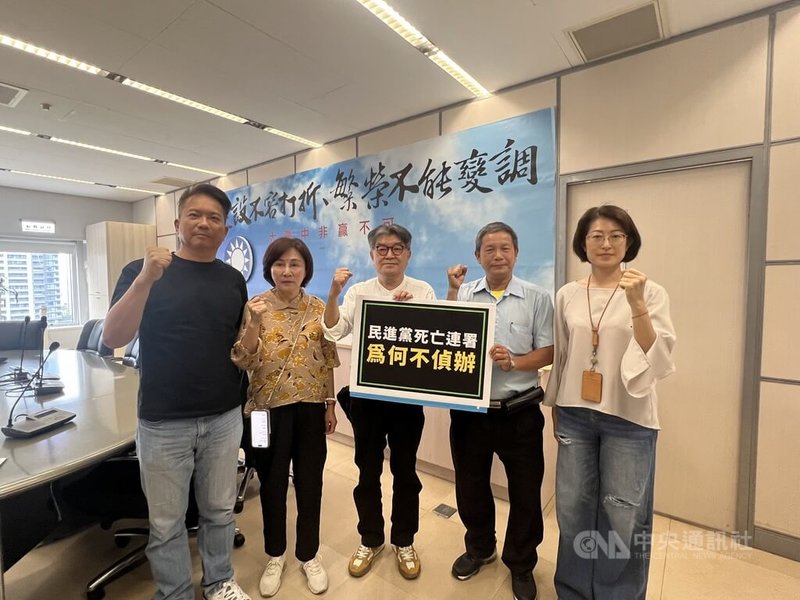 台中市議會國民黨團18日由黨團總召李中(中)代表提出質疑,指檢調的作法顯然是「辦藍不辦綠」,司法處置方式不公,甚至讓人懷疑是藉此大打烏賊戰。中央社記者郝雪卿攝 114年4月18日