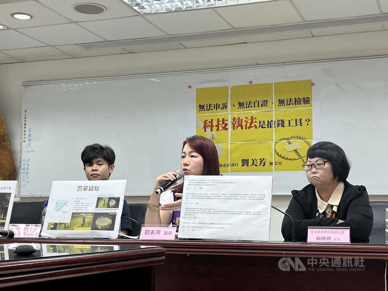 國民黨新北市議員劉美芳(中)18日在記者會表示,不少民眾陳情機車多為原廠、未改裝車輛,甚至排氣管仍保留原廠編號,卻因聲音超標而收到罰單,並指聲音照相執法易受環境音干擾,可能影響判定。中央社記者趙敏雅攝 114年4月18日
