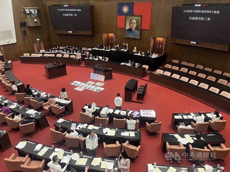 立法院會18日處理國民黨團提案，希望立法院第11屆第3會期延長會期至114年7月31日止。經討論後，立法院長韓國瑜裁示，此案逕付二讀，交付黨團協商，並由國民黨團召集協商。中央社記者徐肇昌攝 114年4月18日