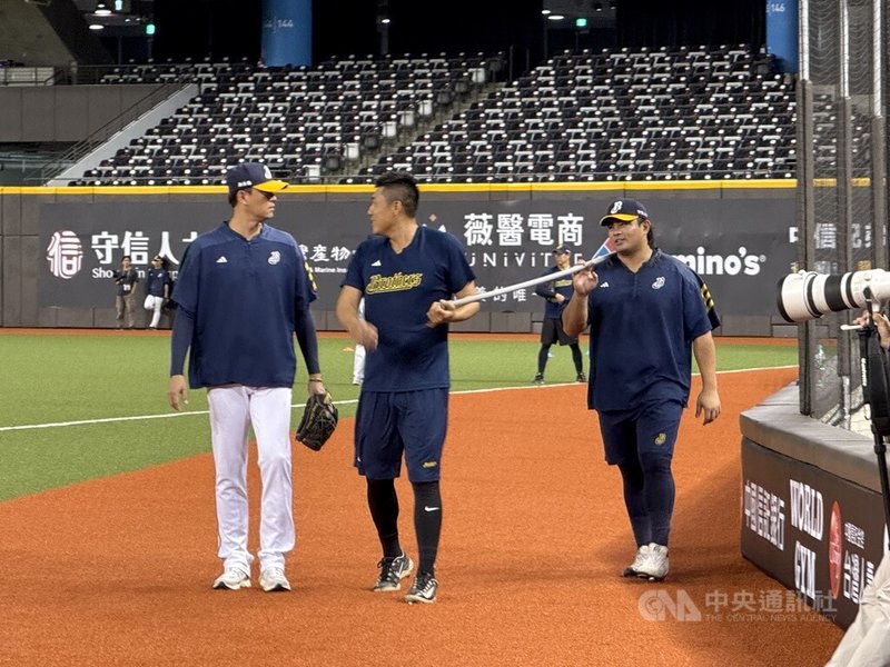 中職中信兄弟隊26歲投手陳琥(右)開季狀況不錯,兄弟投手教練王建民(左)18日表示,陳琥今年與去年最明顯的差異在自信心提升,從春訓到現在投球品質維持穩定。中央社記者謝靜雯攝 114年4月18日