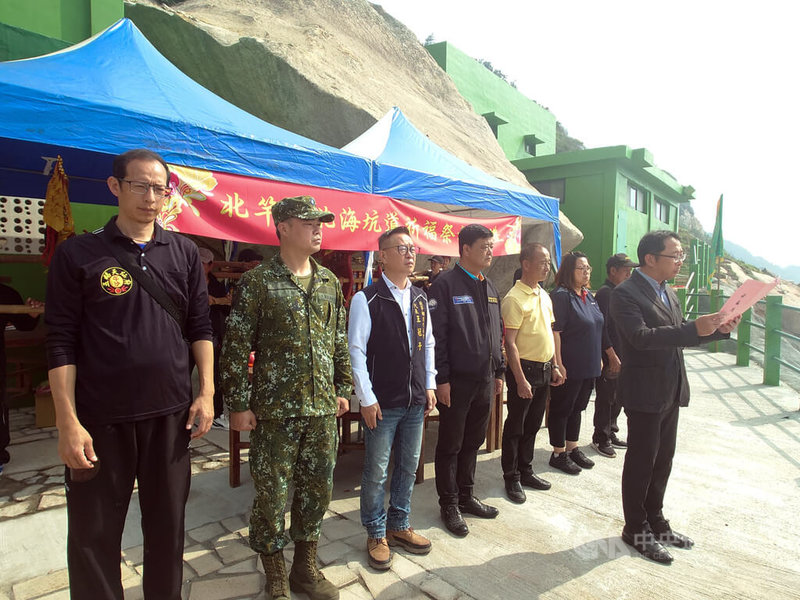 馬祖北竿北海坑道前段坑道整修完畢,25日起將部分對外開放,為祈求民眾出入平安,馬祖國家風景區管理處18日舉辦祈福儀式,由處長洪志光(右)主祭。中央社記者潘欣彤攝 114年4月18日