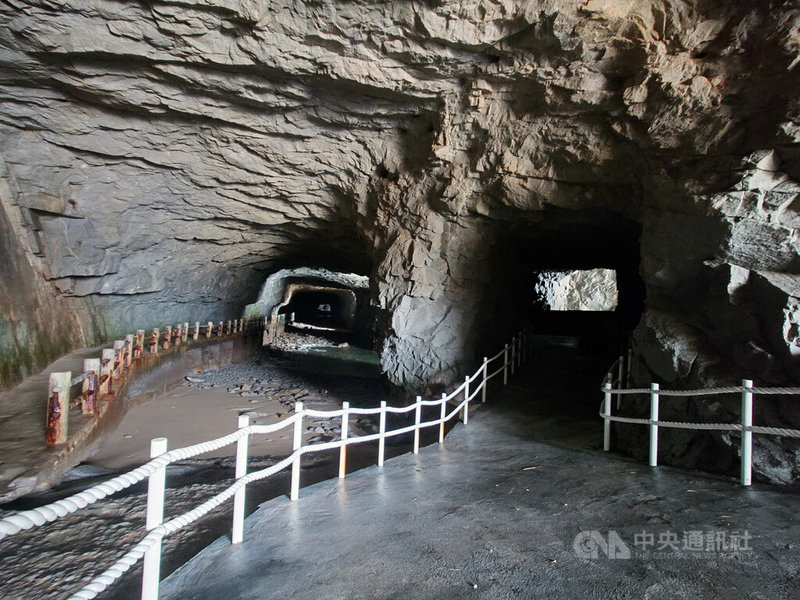 北竿北海坑道曾為馬祖重要觀光景點,在封閉近10年後,25日起將開放坑道前段,供民眾參觀。該坑道為馬祖少見的「一字型」坑道,由官兵以鐵鍬、炸藥等人工開鑿而成。中央社記者潘欣彤攝 114年4月18日