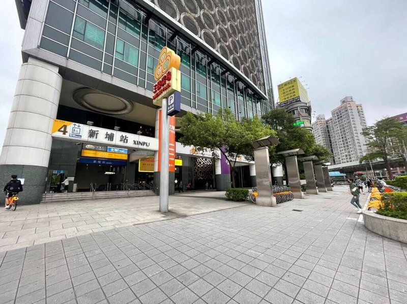 永慶房產集團統計出新北市十大店租最高的捷運站,位於板橋的「新埔站」,周遭店面平均單坪租金以4657元居冠,此為新埔站外觀。(永慶房屋提供)中央社記者何秀玲傳真 114年4月18日
