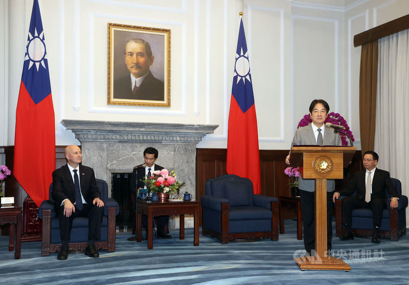 美國跨黨派參議員訪團來台,總統賴清德(前右)18日接見訪團時指出,政府將推動「台灣加1」,也就是台灣加美國的產業新布局,藉以助台美共同打造非紅供應鏈,以更安全、有序的經貿合作關係,因應地緣政治與氣候變遷,以及全球供應鏈重組等挑戰。中央社記者郭日曉攝 114年4月18日