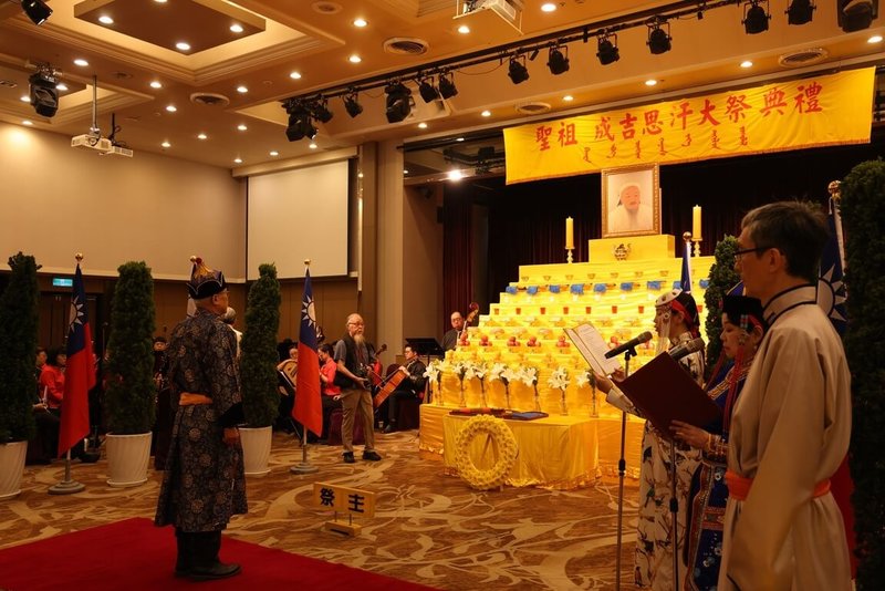 文化部18日舉辦「114年蒙古民族紀念儀典-成吉思汗祭典」,典禮儀式遵循古禮,向成吉思汗像獻花、獻香、獻爵、獻帛及宣讀祭文,相關司祭者則穿著蒙古傳統服飾進行。(文化部提供) 中央社記者趙靜瑜傳真 114年4月18日
